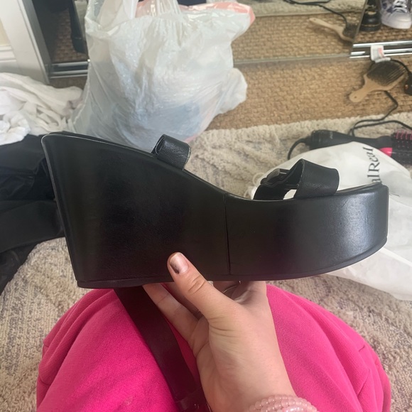 Authentic Prada platform leather sandals - Picture 3 of 4